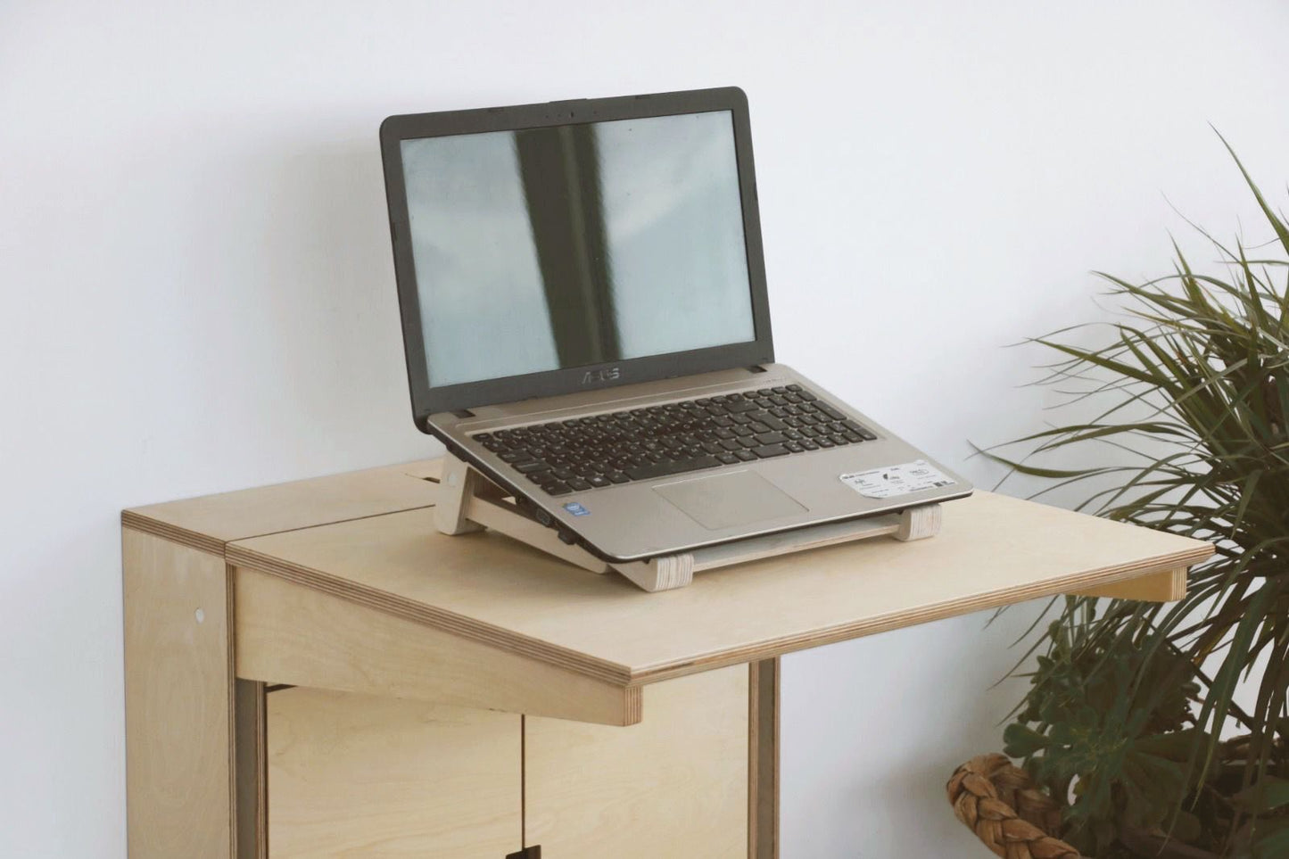 Laptop stand and laptop base